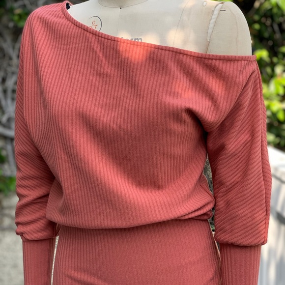 End of year sale✨BEBE OFF SHOULDER KNIT RIB DRESS - Picture 3 of 5